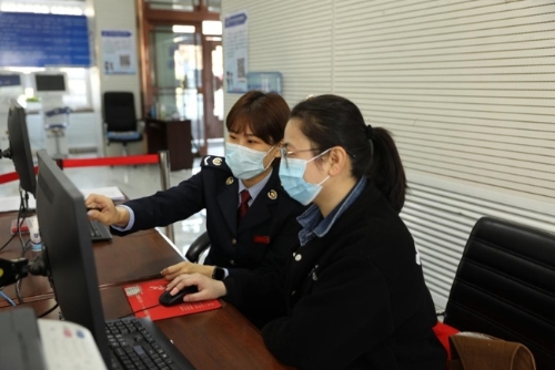 [人民网]通化市东昌区税务局：“税务 行业” 服务企业月